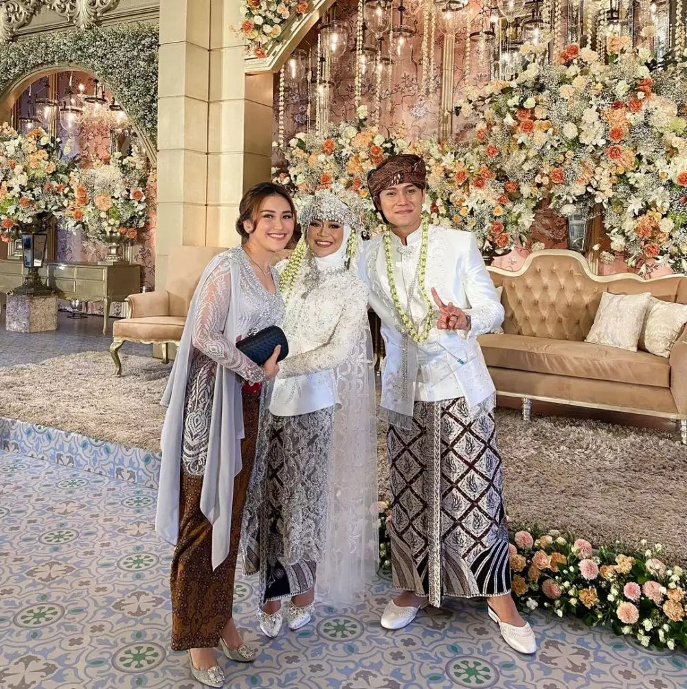 Penampilan Ayu Ting Ting di pernikahan Lesty-Billar © 2021 brilio.net Penampilan Ayu Ting Ting di pernikahan Lesty-Billar © 2021 brilio.net