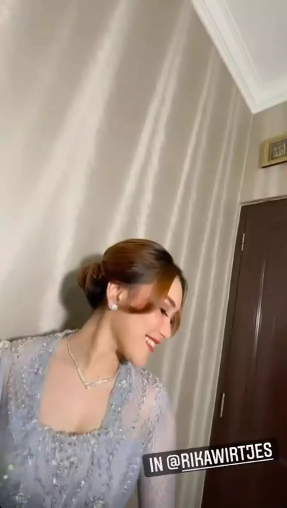 Penampilan Ayu Ting Ting di pernikahan Lesty-Billar © 2021 brilio.net Penampilan Ayu Ting Ting di pernikahan Lesty-Billar © 2021 brilio.net