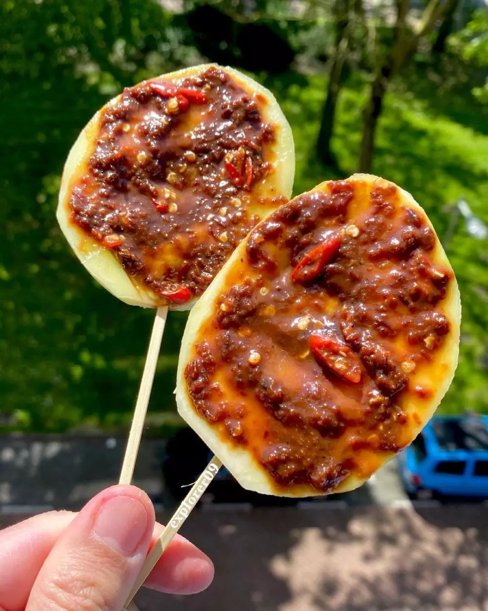 Potret lucu cara ngupas buah mangga  © 2021 brilio.net