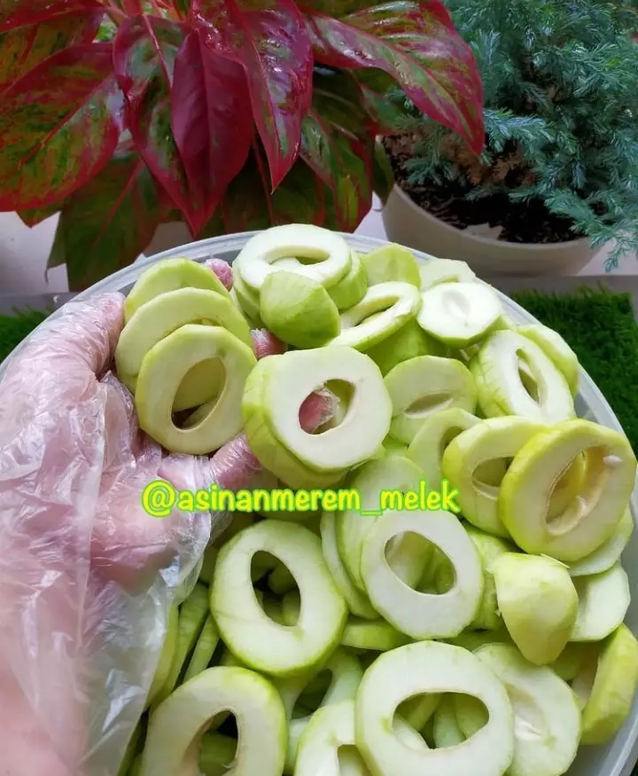 Potret lucu cara ngupas buah mangga  © 2021 brilio.net