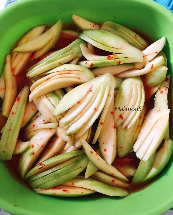 Potret lucu cara ngupas buah mangga  © 2021 brilio.net