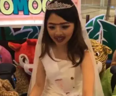penyanyi didandani nyeleneh di bridal shower dari berbagai sumber penyanyi didandani nyeleneh di bridal shower dari berbagai sumber