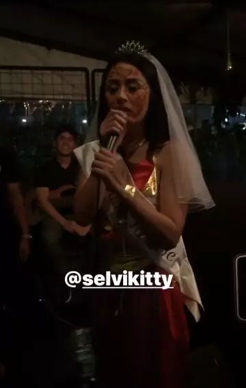 penyanyi didandani nyeleneh di bridal shower dari berbagai sumber penyanyi didandani nyeleneh di bridal shower dari berbagai sumber