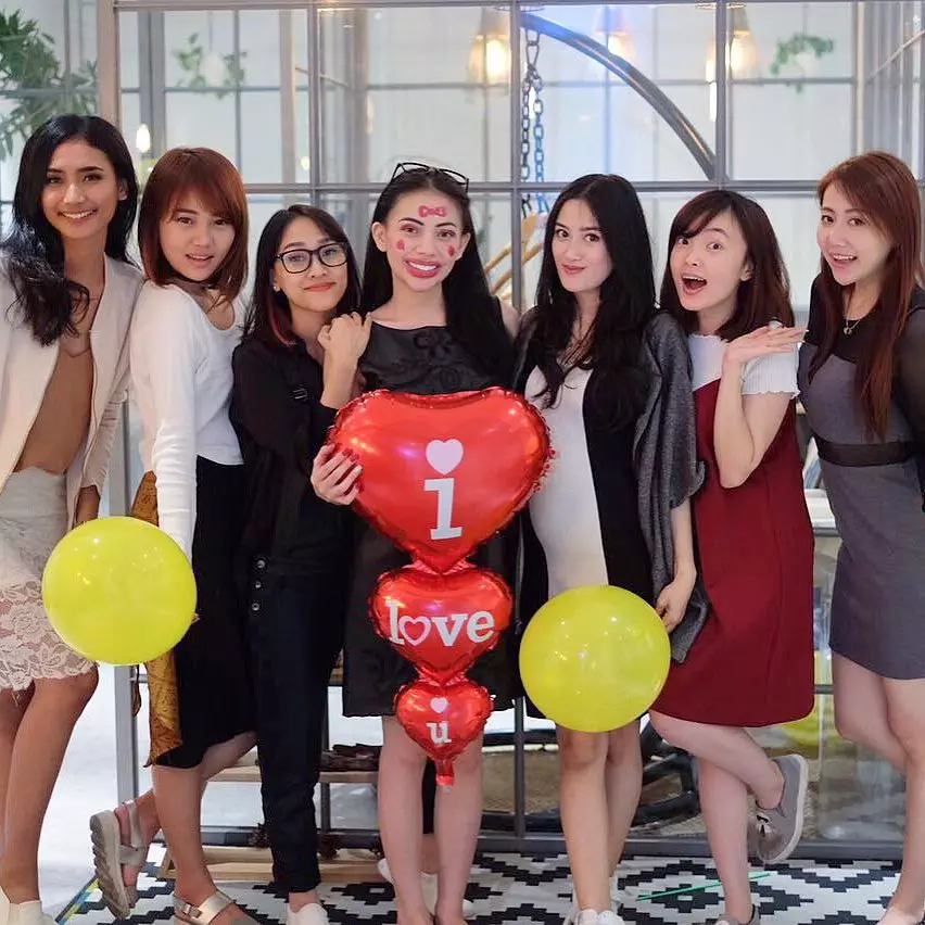 penyanyi didandani nyeleneh di bridal shower dari berbagai sumber penyanyi didandani nyeleneh di bridal shower dari berbagai sumber