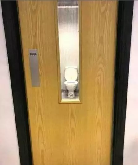 penampakan lucu bilik toilet © 2021 berbagai sumber