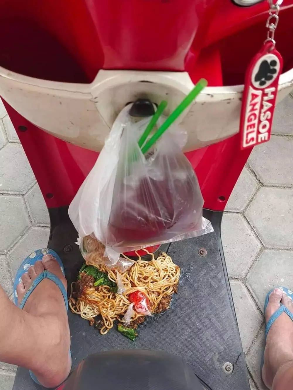 potret lucu makan mie ayam © 2021 berbagai sumber