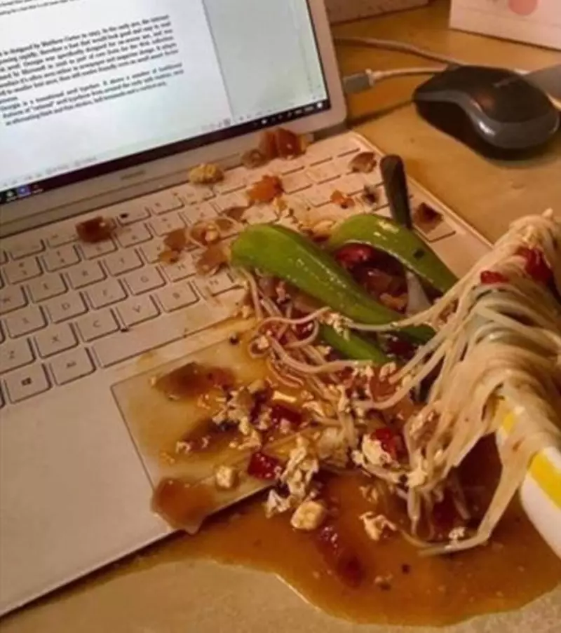 potret lucu makan mie ayam © 2021 berbagai sumber