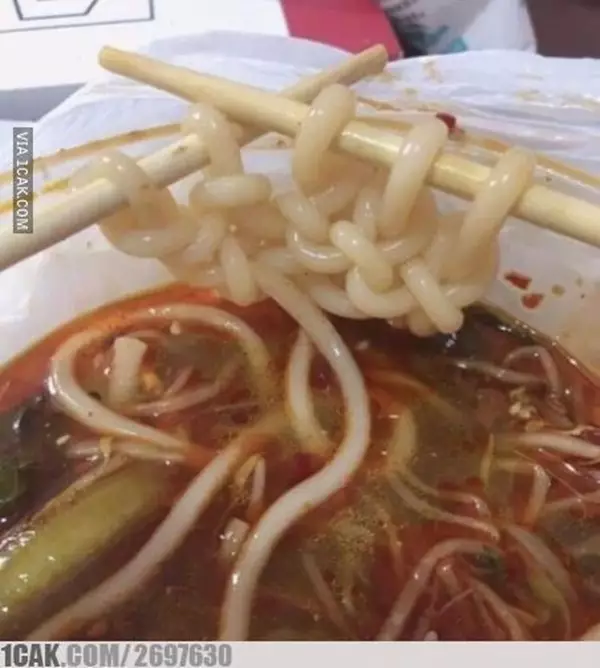 potret lucu makan mie ayam © 2021 berbagai sumber
