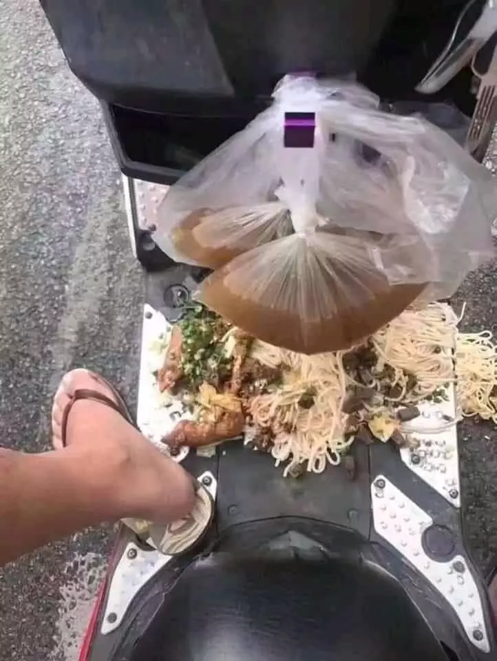 potret lucu makan mie ayam © 2021 berbagai sumber