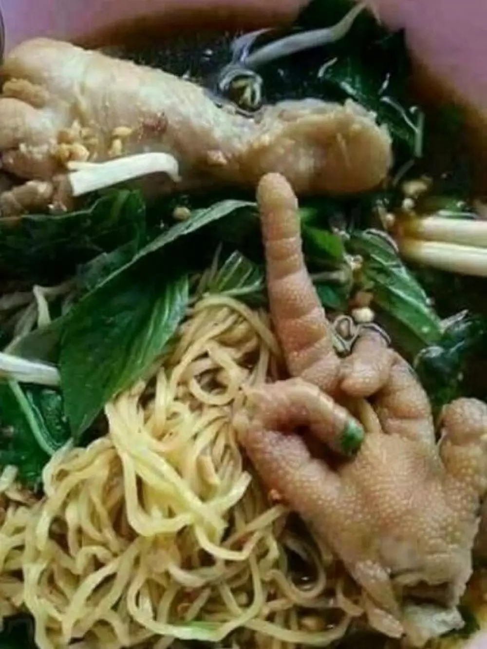 potret lucu makan mie ayam © 2021 berbagai sumber