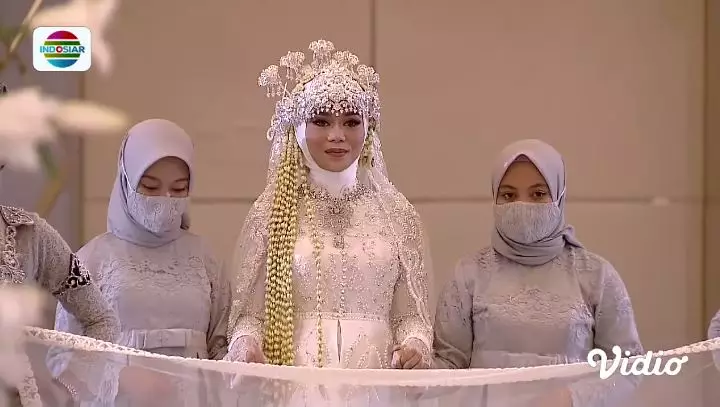 beda desain kebaya lesty kejora © berbagai sumber beda desain kebaya lesty kejora © berbagai sumber