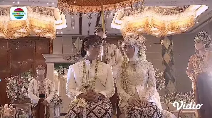 beda desain kebaya lesty kejora © berbagai sumber beda desain kebaya lesty kejora © berbagai sumber