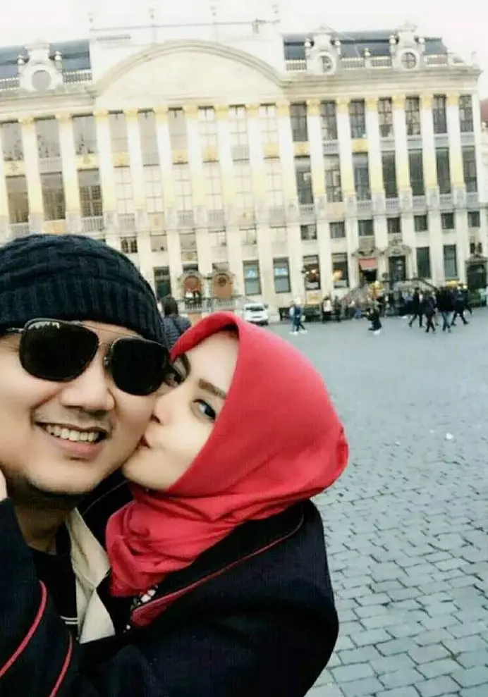 pemain Di Sini Ada Setan bareng pasangan dari berbagai sumber