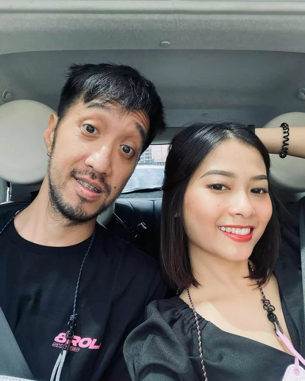 pemain Di Sini Ada Setan bareng pasangan dari berbagai sumber