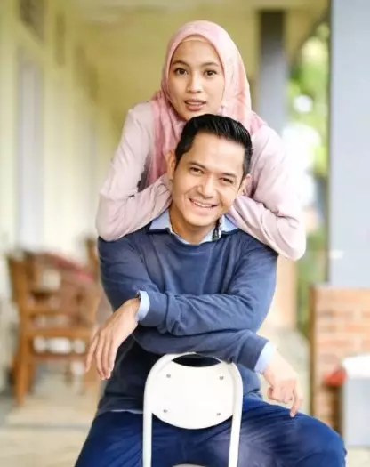 pemain Di Sini Ada Setan bareng pasangan dari berbagai sumber