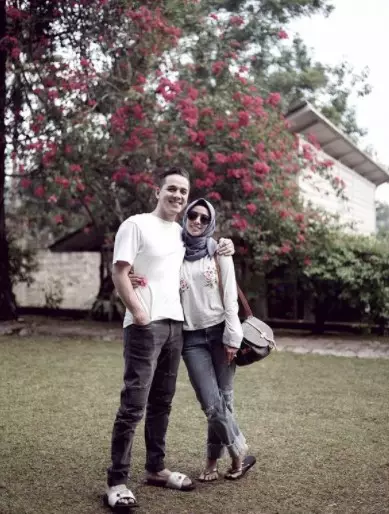 pemain Di Sini Ada Setan bareng pasangan dari berbagai sumber