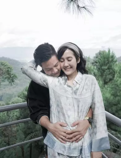 pemain Di Sini Ada Setan bareng pasangan dari berbagai sumber