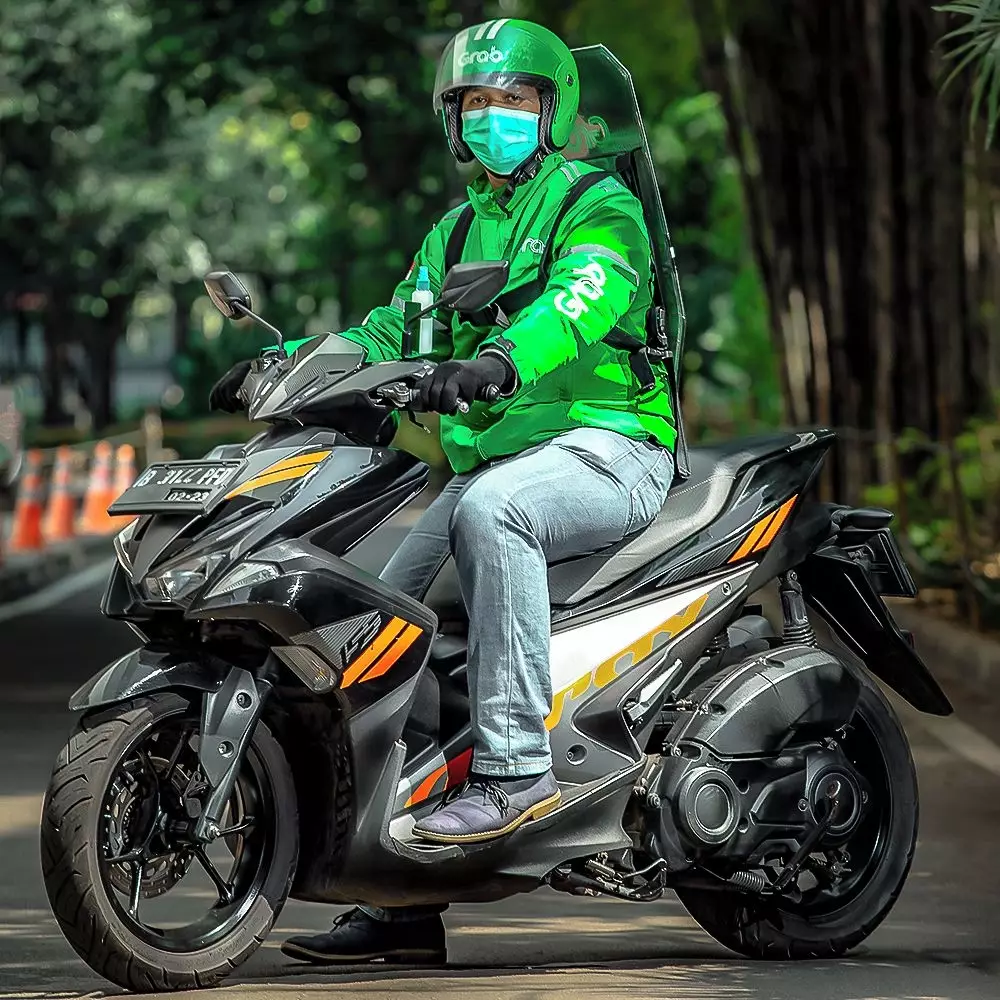 Julo X Grab © 2021 brilio.net