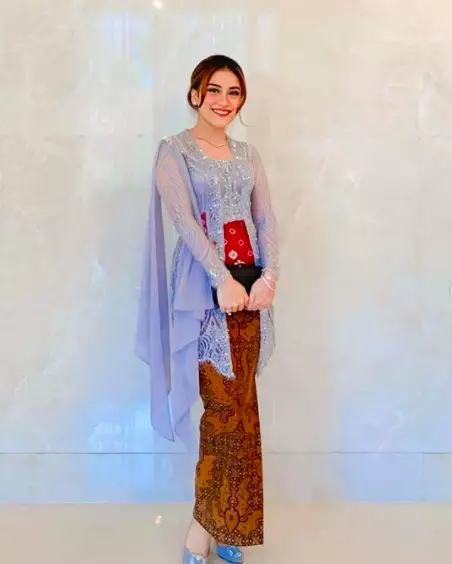 Gaya Ayu Ting-Ting kenakan kebaya di acara kondangan dari berbagai sumber Gaya Ayu Ting-Ting kenakan kebaya di acara kondangan dari berbagai sumber