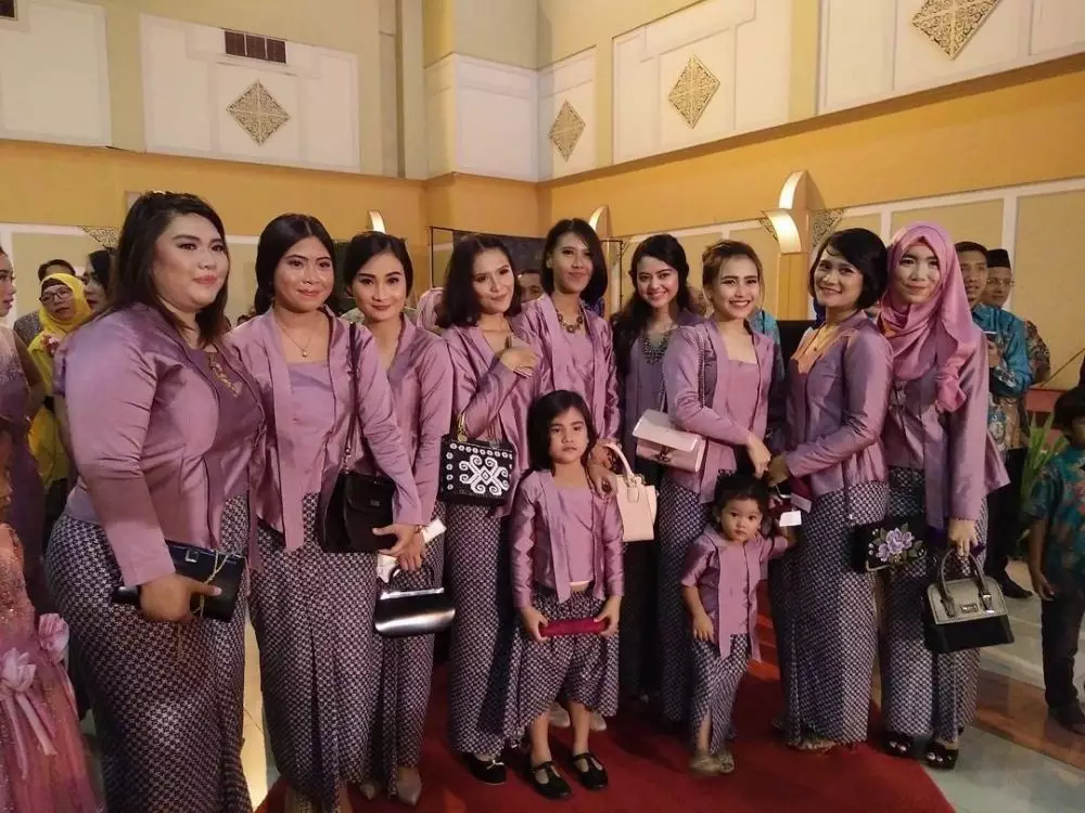 Gaya Ayu Ting-Ting kenakan kebaya di acara kondangan dari berbagai sumber Gaya Ayu Ting-Ting kenakan kebaya di acara kondangan dari berbagai sumber