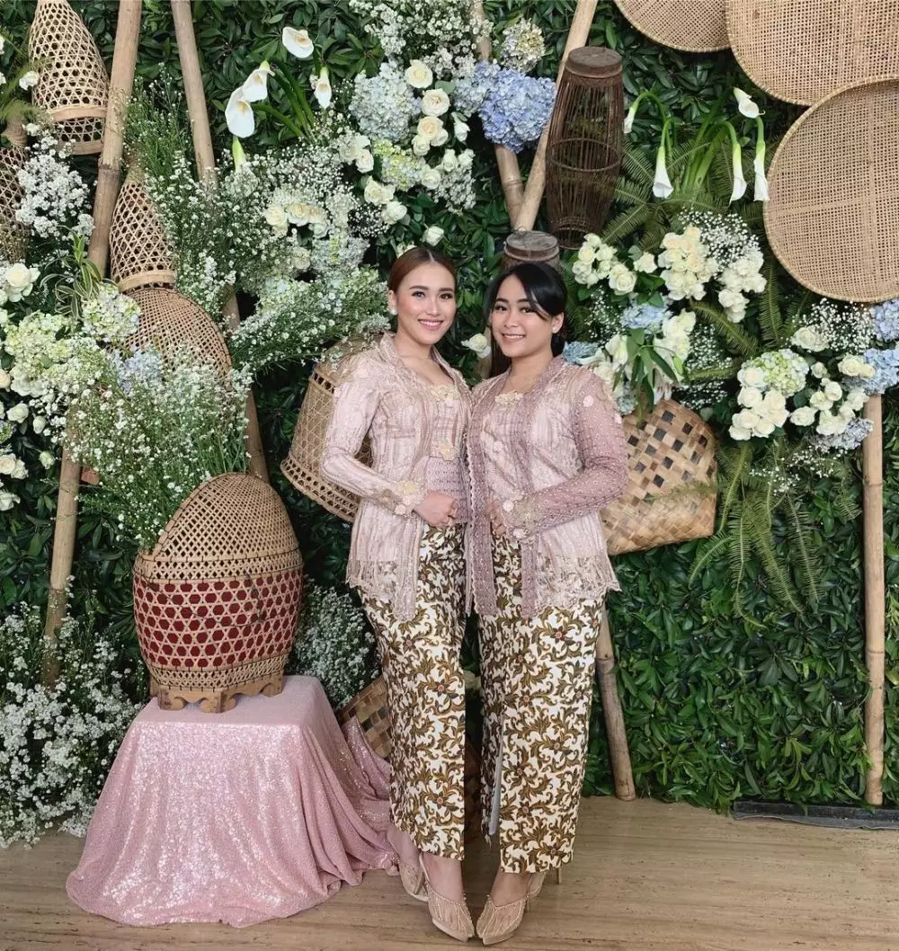 Gaya Ayu Ting-Ting kenakan kebaya di acara kondangan dari berbagai sumber Gaya Ayu Ting-Ting kenakan kebaya di acara kondangan dari berbagai sumber