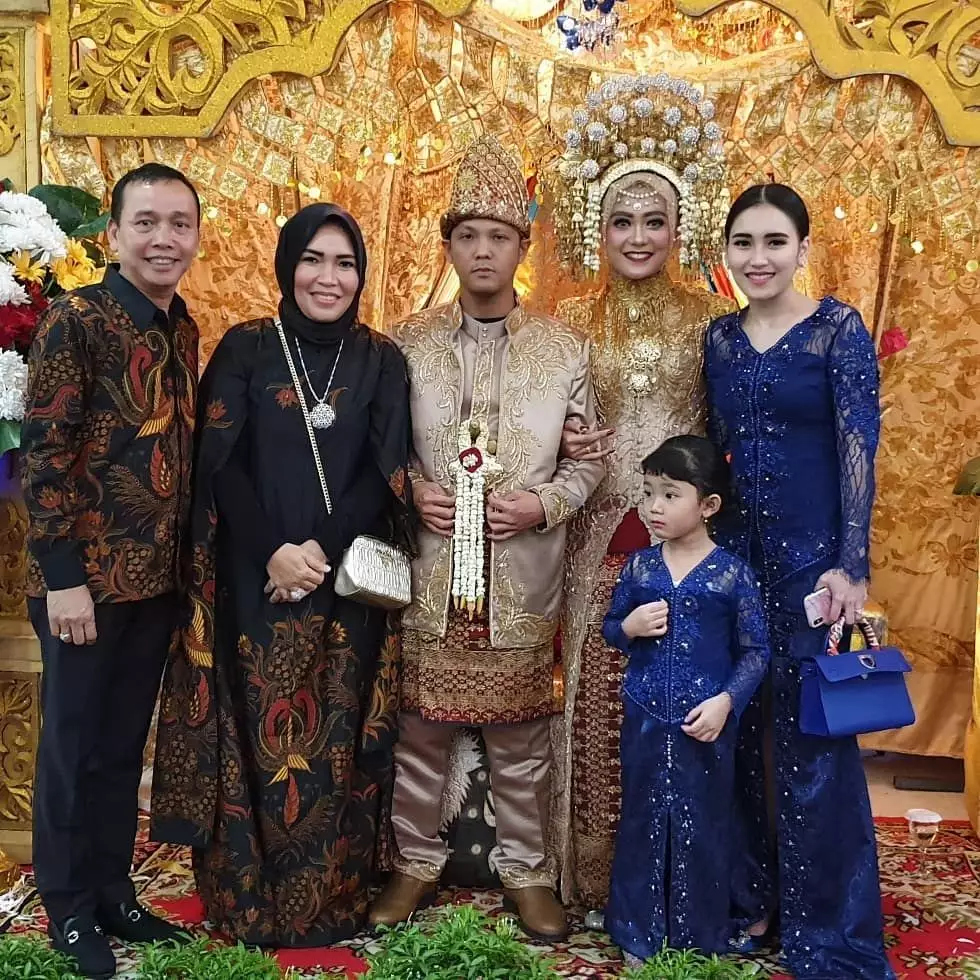 Gaya Ayu Ting-Ting kenakan kebaya di acara kondangan dari berbagai sumber Gaya Ayu Ting-Ting kenakan kebaya di acara kondangan dari berbagai sumber