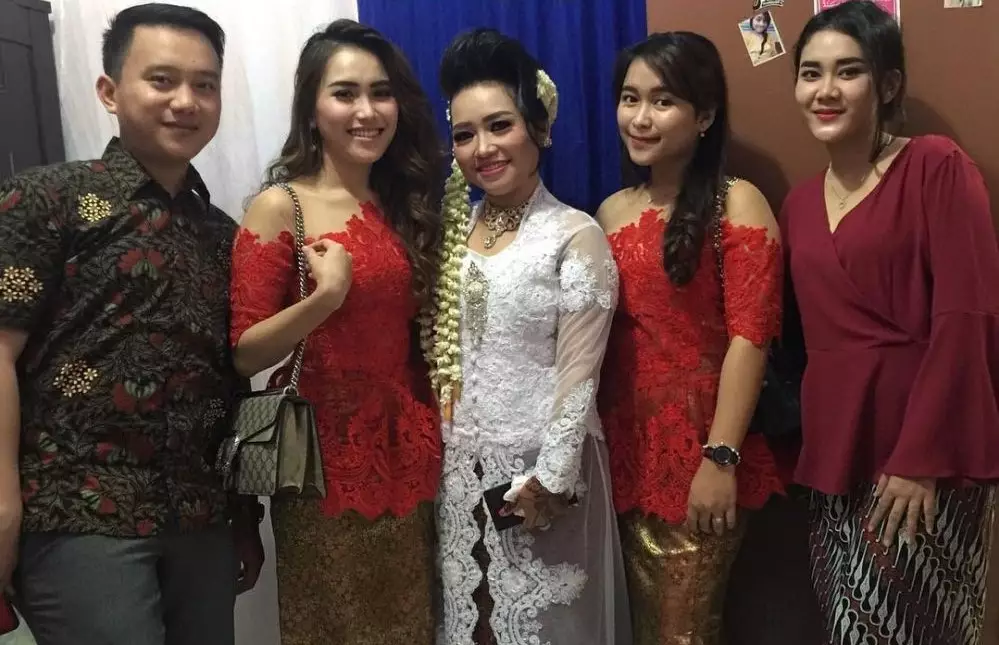 Gaya Ayu Ting-Ting kenakan kebaya di acara kondangan dari berbagai sumber Gaya Ayu Ting-Ting kenakan kebaya di acara kondangan dari berbagai sumber