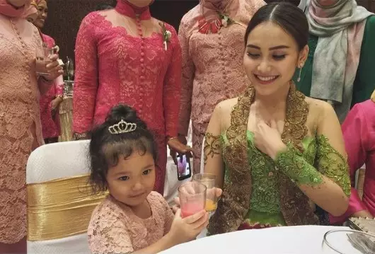Gaya Ayu Ting-Ting kenakan kebaya di acara kondangan dari berbagai sumber Gaya Ayu Ting-Ting kenakan kebaya di acara kondangan dari berbagai sumber