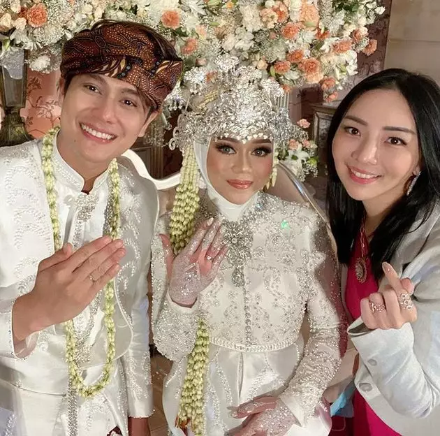 Potret detail cincin nikah Lesty Rizky Billar dari berbagai sumber Potret detail cincin nikah Lesty Rizky Billar dari berbagai sumber