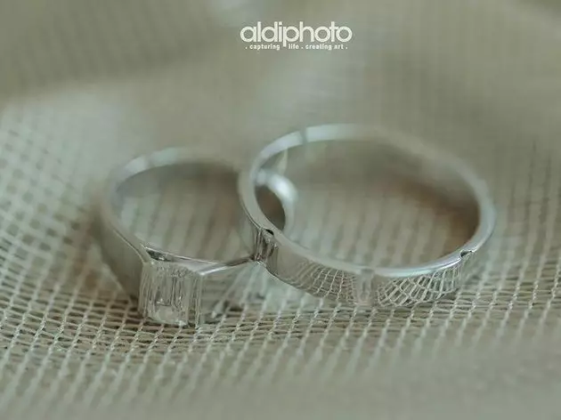 Potret detail cincin nikah Lesty Rizky Billar dari berbagai sumber Potret detail cincin nikah Lesty Rizky Billar dari berbagai sumber