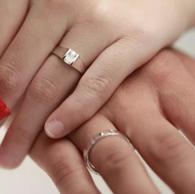 Potret detail cincin nikah Lesty Rizky Billar dari berbagai sumber Potret detail cincin nikah Lesty Rizky Billar dari berbagai sumber