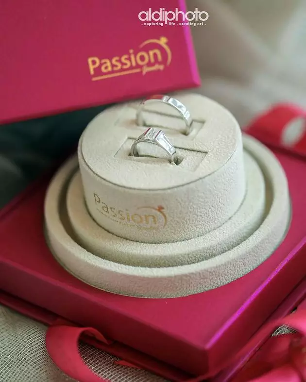 Potret detail cincin nikah Lesty Rizky Billar dari berbagai sumber Potret detail cincin nikah Lesty Rizky Billar dari berbagai sumber