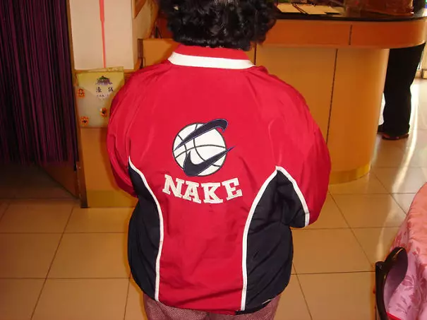 tulisan merek kaus cowok pelesetan lucu © 2021 brilio.net