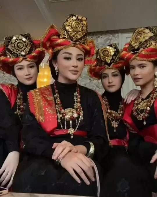 potret beda gaya bridesmaid lesty kejora © berbagai sumber