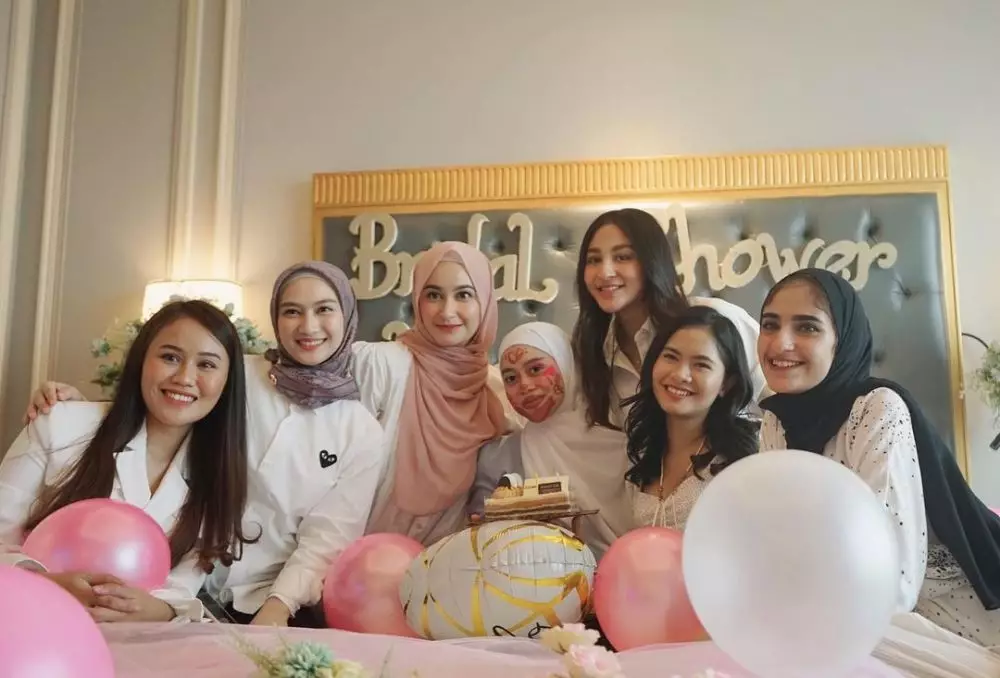potret beda gaya bridesmaid lesty kejora © berbagai sumber