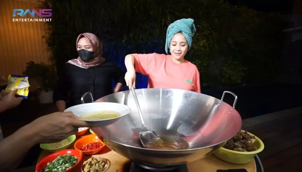 Momen Nagita Slavina masak 100 ayam Youtube/@ransentertainment Momen Nagita Slavina masak 100 ayam Youtube/@ransentertainment