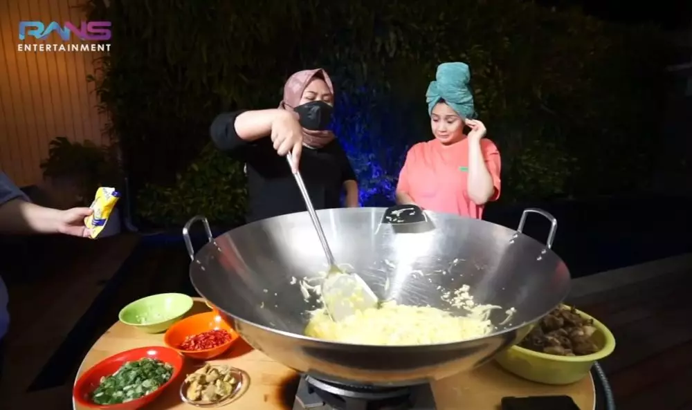 Momen Nagita Slavina masak 100 ayam Youtube/@ransentertainment Momen Nagita Slavina masak 100 ayam Youtube/@ransentertainment
