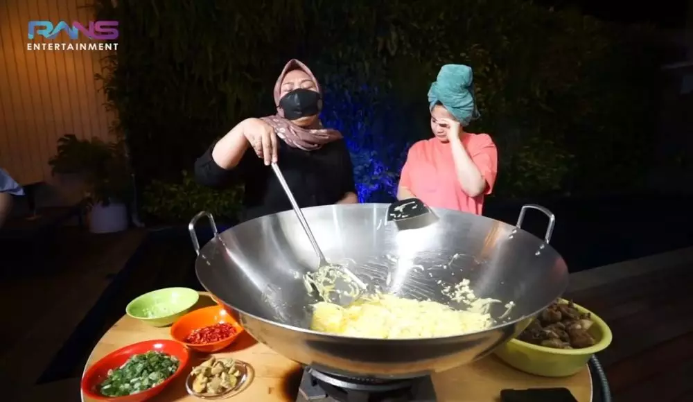 Momen Nagita Slavina masak 100 ayam Youtube/@ransentertainment Momen Nagita Slavina masak 100 ayam Youtube/@ransentertainment