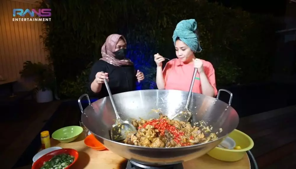 Momen Nagita Slavina masak 100 ayam Youtube/@ransentertainment Momen Nagita Slavina masak 100 ayam Youtube/@ransentertainment