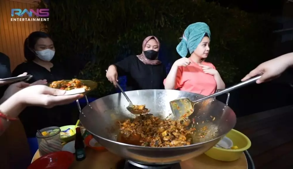 Momen Nagita Slavina masak 100 ayam Youtube/@ransentertainment Momen Nagita Slavina masak 100 ayam Youtube/@ransentertainment