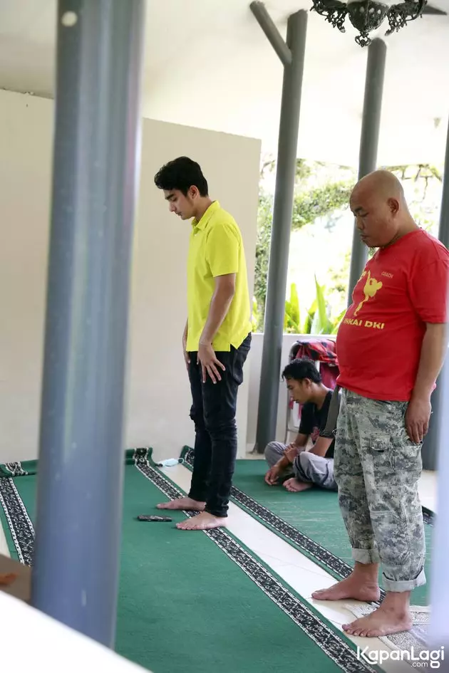 Potret Mahdy Reza di lokasi syuting © Kapanlagi.com Potret Mahdy Reza di lokasi syuting © Kapanlagi.com