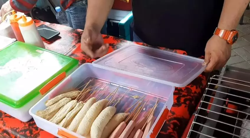 warung sosis bakar milik Ficky Rhoma © 2021 brilio.net warung sosis bakar milik Ficky Rhoma © 2021 brilio.net
