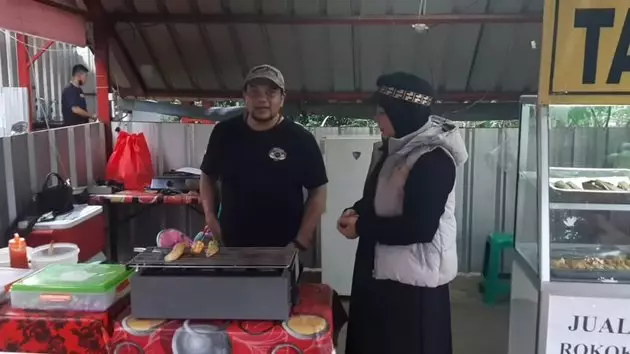 warung sosis bakar milik Ficky Rhoma © 2021 brilio.net warung sosis bakar milik Ficky Rhoma © 2021 brilio.net
