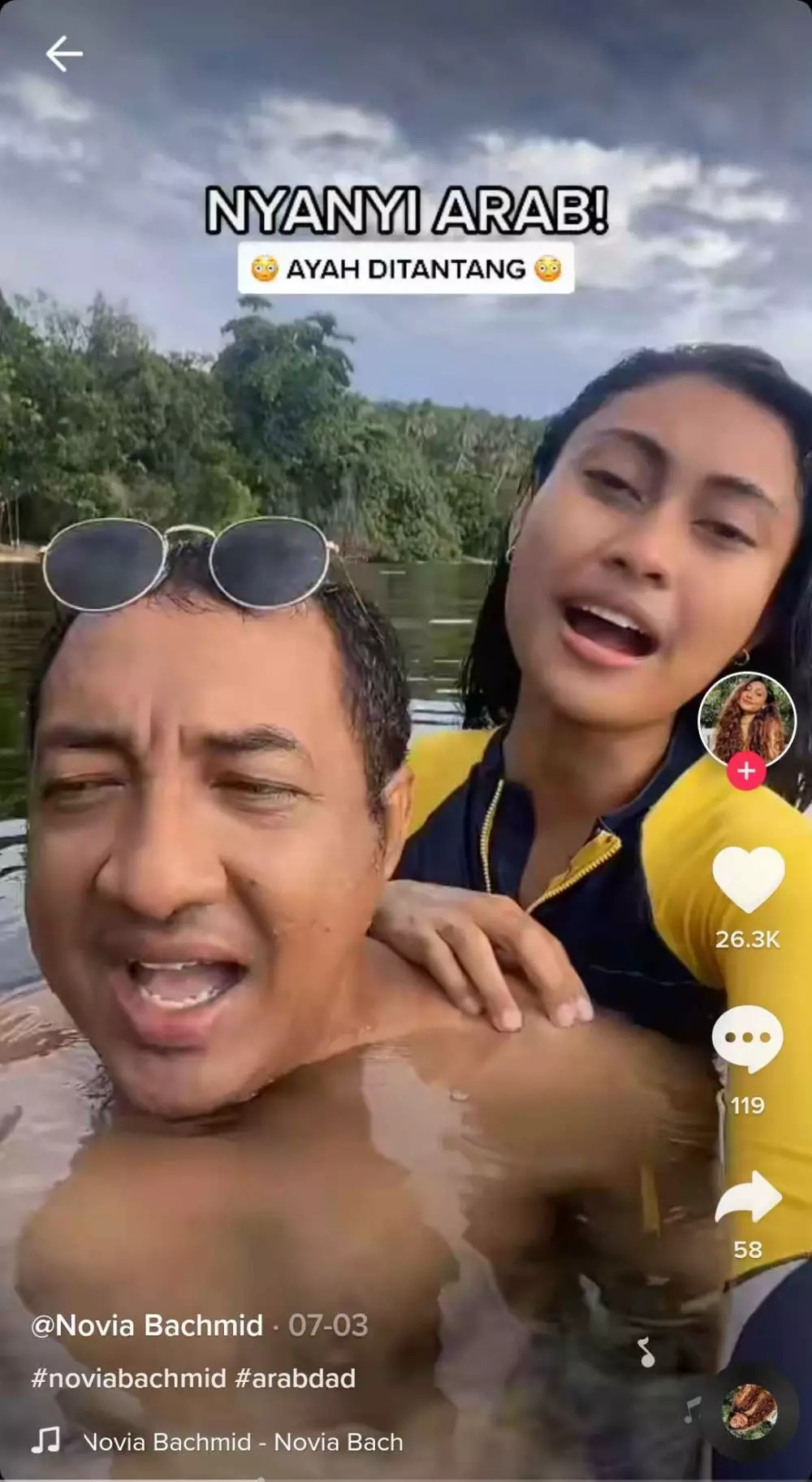 Novia Bachmid di dalam air © 2021 brilio.net