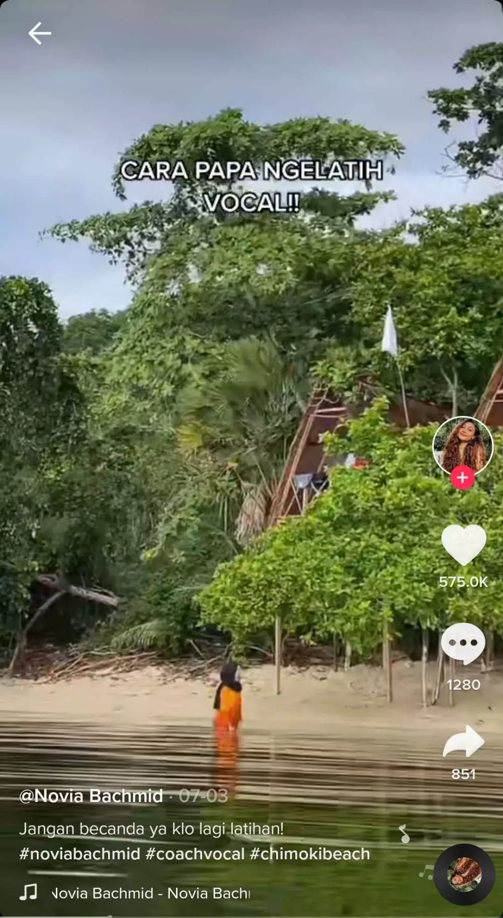 Novia Bachmid di dalam air © 2021 brilio.net