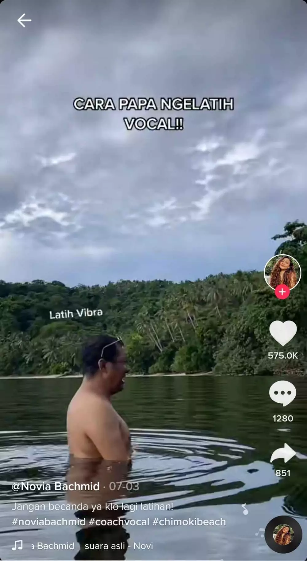 Novia Bachmid di dalam air © 2021 brilio.net