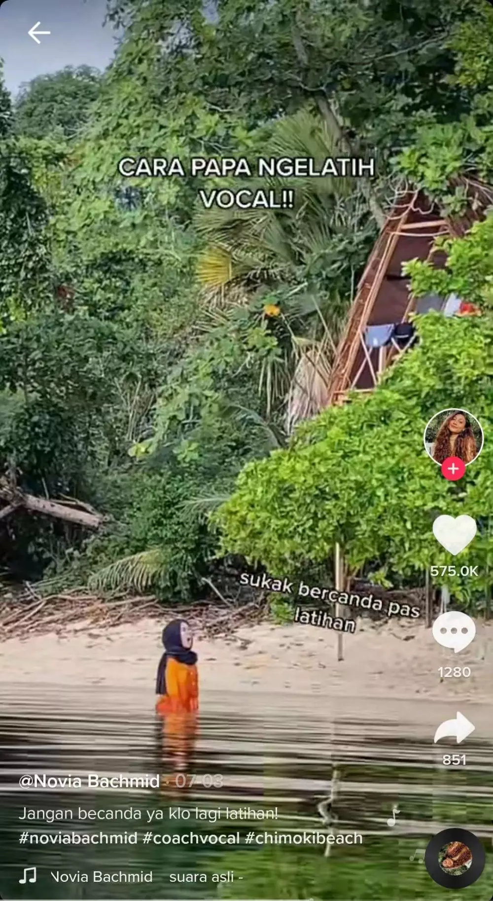 Novia Bachmid di dalam air © 2021 brilio.net