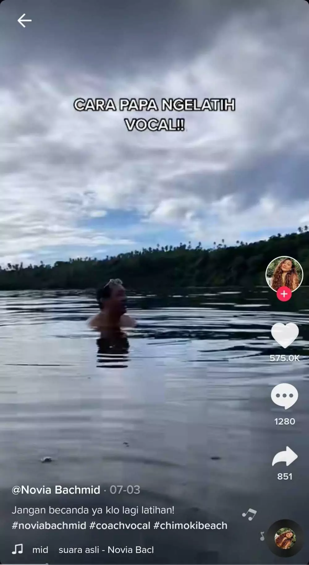 Novia Bachmid di dalam air © 2021 brilio.net