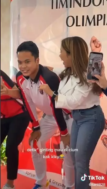 Kiky Saputri cium Anthony Ginting © TikTok