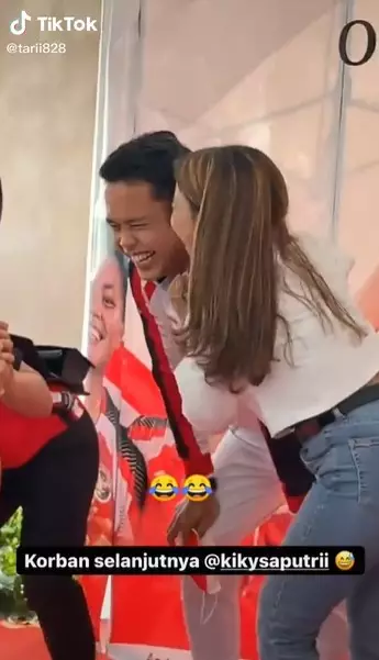 Kiky Saputri cium Anthony Ginting © TikTok